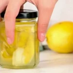 Cáscaras de limón, no las tires y sumérgelas en aceite: valen oro
