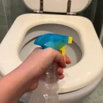Rocíe esta mezcla natural en los accesorios del baño y brillarán sin parar.