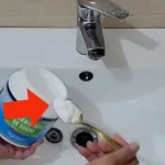 1 cucharada de bicarbonato de sodio por el desagüe del fregadero; vea qué sucede