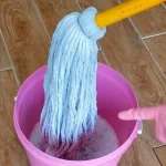 Quita la suciedad de tu fregona con este truco de limpieza: parecerá que la acabas de comprar