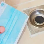 Coloca una mascarilla en el desagüe, después de unos segundos te sorprenderás