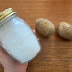 Patatas y sal, el viejísimo truco de limpieza: lo hacían siempre nuestros abuelos