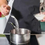 Pone el azúcar en la sartén, lo que verán un poco después es sorprendente: lo que sucede