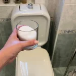 Llena un vaso de sal en el baño y estos problemas en la casa desaparecerán