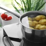 El Consejo de la abuela: ¡No tires el agua de cocción de las patatas! Descubre 5 formas de reutilizar esta agua para tu jardín