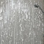 Limescale stains on shower glass: this ingredient makes everything shine again