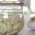 Soak 5 cloves of garlic in a jar full of water: why do many people do it?