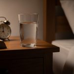 Water left on the nightstand, don’t drink it: what could happen to your body?
