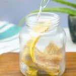 Put a banana peel in a jar of boiling water for 1 hour: what happens